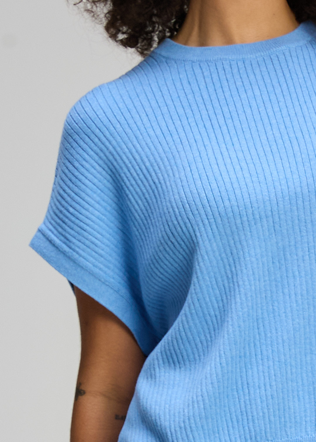 Sleeveless Crew Essential